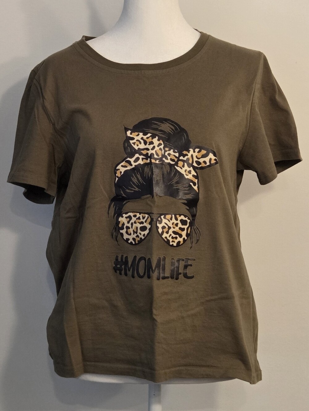 #MOMLIFE Leopard Accent Tee - Olive Green